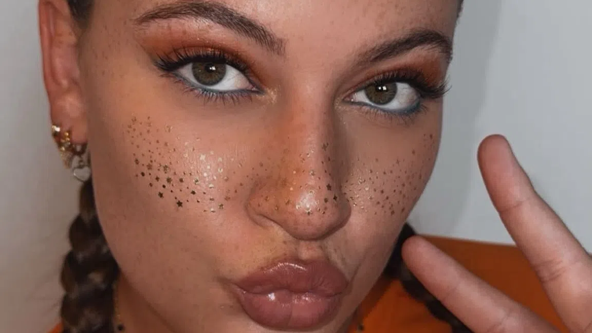 Selfie Alida van Daalen met glittersproetjes tijdens het EK